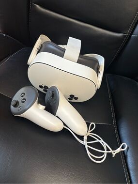 Meta Quest 3s White VR Headset with White Controllers
